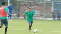 Aksi Riko Simanjuntak saat menggiring bola pada sesi latihan di Lapangan ABC Senayan, Jakarta (20/6/2018). Indonesia akan melawan Korea pada laga uji coba 23-6-2018. (Bola.com/Nick Hanoatubun)