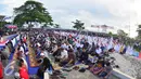 Warga melakukan salat gerhana matahari di Pantai Tanjung Kelayang, Tanjung Pandan,  Belitung, Rabu,  (9/4/ 2016). Salat gerhana tersebut diadakan sebagai ungkapan syukur atas kuasa Allah SWT. (Liputan6.com/Gholib)