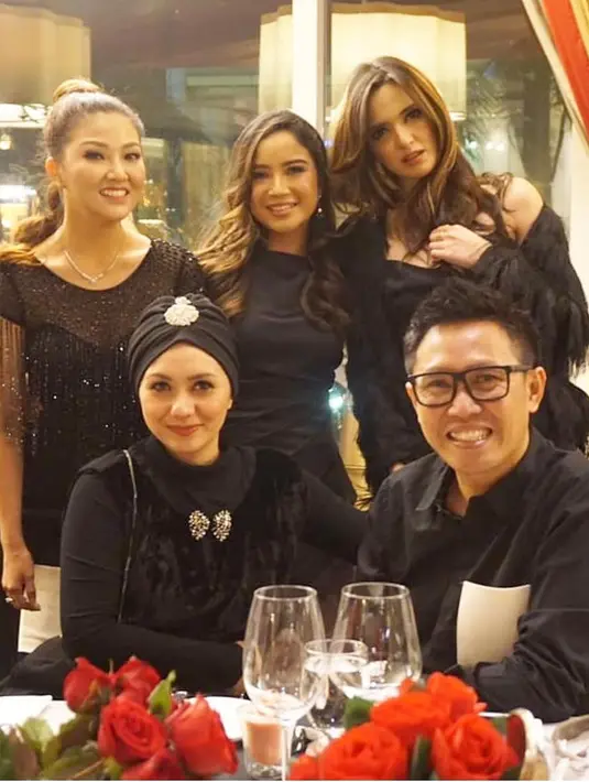 Tidak hanya sederet wanita cantik yang hadir di pesta tersebut, terlihat juga Eko Patrio yang datang ke acara ulang tahun Jessica.  (Instagram)