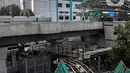 Kendaraan melintas dekat proyek pembangunan Jembatan layang (skybridge) CSW di Jakarta, Selasa (9/3/2021). Proyek pembangunan jembatan layang atau skybridge untuk integrasi Halte Transjakarta CSW di Stasiun MRT Asean ditargetkan selesai pada Mei 2021. (Liputan6.com/Johan Tallo)