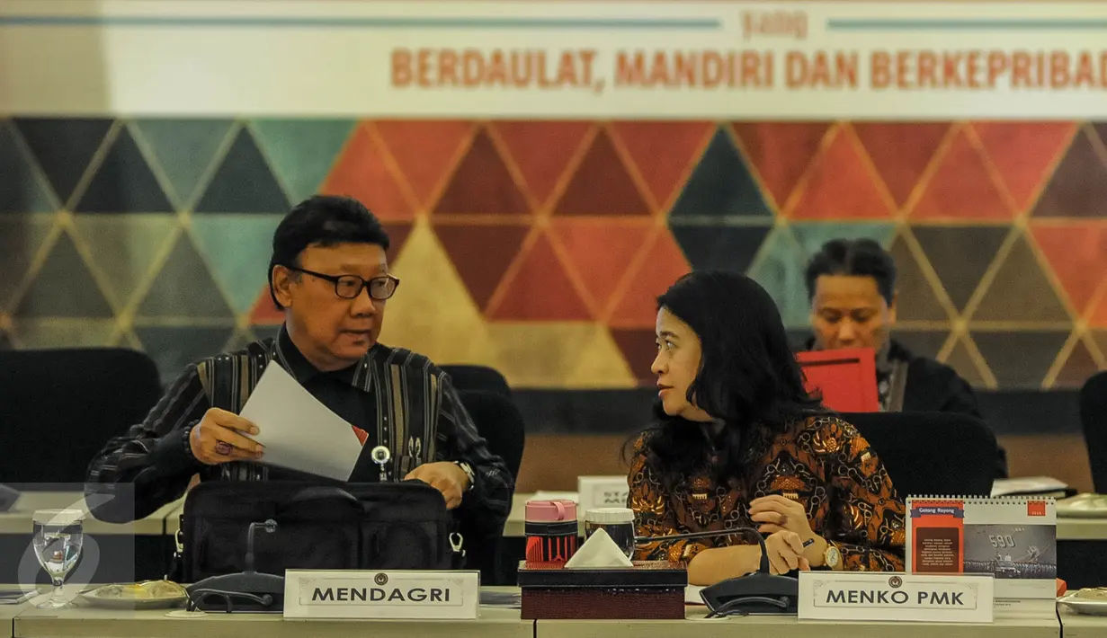 Menteri Dalam Negeri Tjahjo Kumolo (kiri) berbincang dengan Menko PMK Puan Maharani sebelum rakor tingkat menteri di Kemenko PMK, Jakarta, Rabu (19/10). Rapat koordinasi tersebut membahas tentang Pelaksanaan UU Desa. (Liputan6.com/Faizal Fanani)