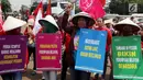Demonstran Parade Juang Perempuan Indonesia membawa sejumlah poster saat demontrasi di depan Gedung DPR, Jakarta, Kamis (8/3). Demonstran meminta pemerintah memperhatikan kesejahteraan dan kemerdekaan perempuan. (Liputan6.com/JohanTallo)