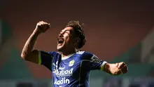 Pemain Persib Bandung, Daisuke Sato melakukan selebrasi setelah mencetak gol pertama timnya ke gawang Bhayangkara FC pada laga lanjutan BRI Liga 1 2022/2023 antara Persib Bandung melawan Bhayangkara FC di Stadion Pakansari, Bogor, Jumat (24/03/2023). (Bola.com/Bagaskara Lazuardi)