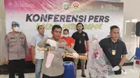 Kapolres Metro Depok memperlihatkan barang bukti yang digunakan tersangka menganiaya istri dan anak di Jatijajar hingga meninggal dunia. (Liputan6.com/Dicky Agung Prihanto)