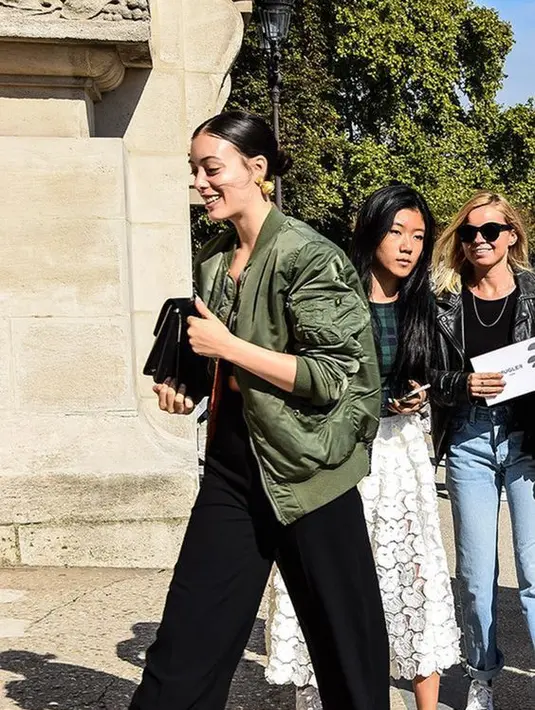 Berikan twist pada gaya dengan menambahkan aksesori seru untuk dipadukan dengan bomber jacket favorit. Abting statement bisa jadi pilihan sempurna yang menjanjikan. (Foto: Pinterest)