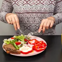 Sebagian besar pola makan sehat bertahan lama karena dipenuhi makanan utuh seperti buah, sayur, kacang-kacangan, biji-bijian, telur, dan protein segar. Makanan ini tinggi serat dan nutrisi yang mendukung kesehatan jangka panjang. Sementara makanan ultra-proses lebih rentan memicu peradangan dan craving berlebih. (foto/dok: freepik/pvproductions)