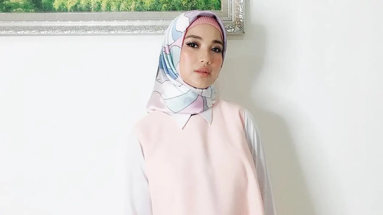 [Bintang] Bikin Hati Adem, Ini 8 Foto Chacha Frederica Saat Berhijab