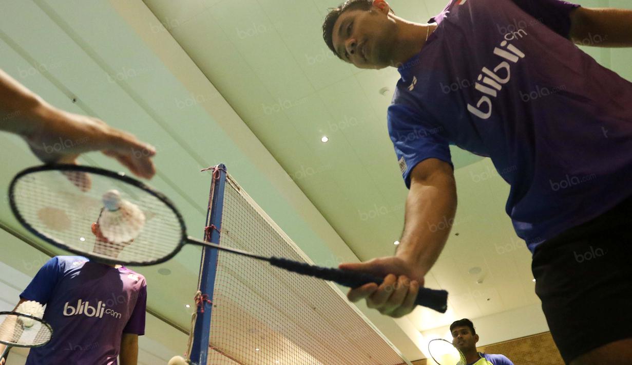 Pemain Indonesia, Berry Angriawan/Rian Agung Saputro bertanding melawan Matthew Chau/Sawan Serasinghe pada laga persahabatan di Kedutaan Besar Australia, Jakarta, Kamis (26/5/2016). (Bola.com/Nicklas Hanoatubun)