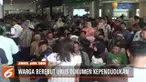 Loket dibuka setelah warga menunggu dua jam dan langsung berebut masuk dan saling berdesakan untuk mendapatkan nomor antrean.
