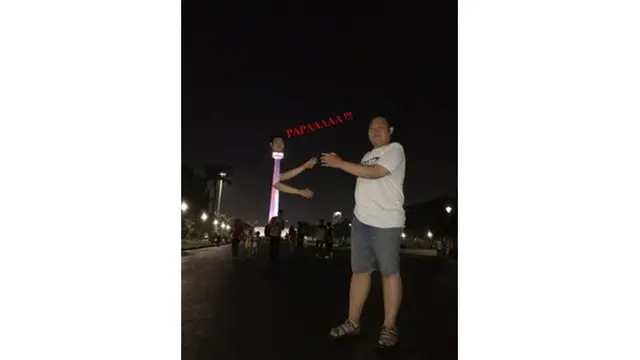 Cowok Ini Minta Fotonya Diedit Pegang Monas, 6 Kreasi Netizen Kocak