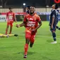 Pemain Bali United, Privat Mbarga, melakukan selebrasi setelah mencetak gol ke gawang Arema FC pada laga BRI Liga 1 di Stadion PTIK, Jakarta, Senin (27/3/2023). Arema menang dengan skor 3-1. (Bola.com/M Iqbal Ichsan)