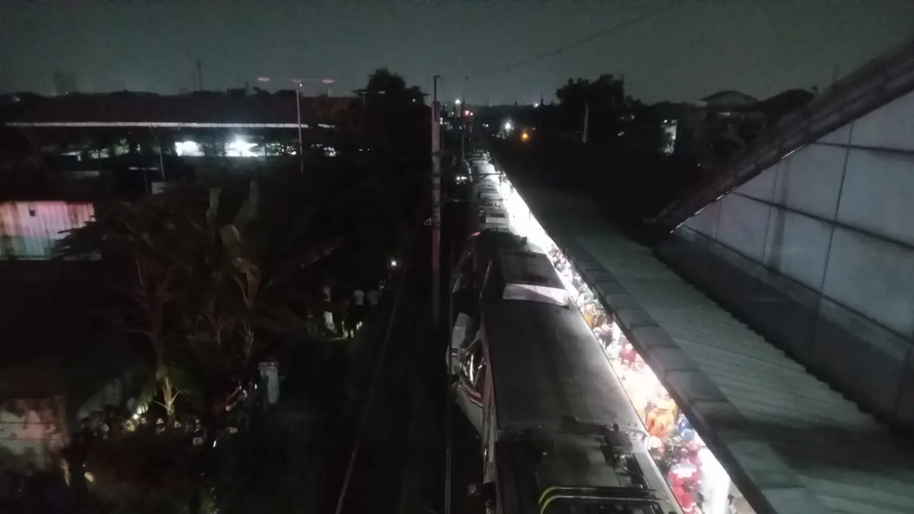 Petugas mengevakuasi korban tabrakan kereta di Bekasi