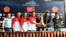 Panglima TNI, Gatot Nurmantyo (tengah) menyerahkan piala Jendera Sudirman secara simbolis kepada grup musik Slank saat menghadiri press conference Piala Jenderal Sudirman di Hotel Century, Senayan, Jakarta, Rabu (20/1/2016). (Bola.com/Nicklas Hanoatubun)