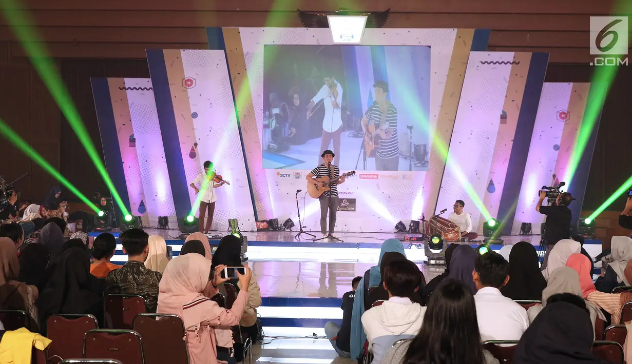 Musisi Budi Doremi saat bernyanyi pada gelaran EGTC 2018 Bandung di Graha Sanusi Hardjadinata, Universitas Padjajdaran, Bandung, Rabu (5/12). Sekitar 30 menit Budi Doremi tampil menghiburpeserta EGTC Bandung 2018. (Liputan6.com/Helmi Fithriansyah)