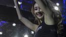 Seorang gadis ring tersenyum saat laga One Championship di JCC Senayan, Jakarta, Sabtu (20/1/2018). Acara bertajuk Kings Of Courage ini menampilkan sejumlah gadis ring cantik. (Bola.com/Vitalis Yogi Trisna)