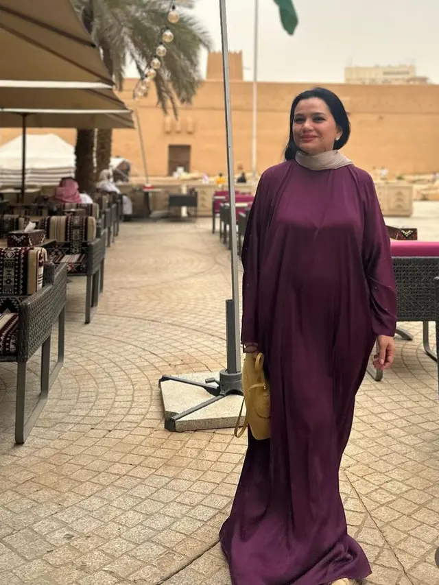 Istri Menteri Perekonomian dan Menteri Olahraga saat menjalankan ibadah umrah. [@yanti.airlangga]