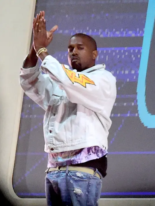 Sementara itu, sebagian netizen dari Indonesia pun mengira hal yang serupa dengan netizen lainnya, yakni, Kanye terlihat unik dengan jaket hijau neon. (AFP/Bintng.com)