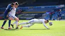 Bek Leeds United, Ezgjan Alioski (kanan) susah payah menghalau serangan dari Chelsea dalam pertandingan lanjtan Liga Inggris 2020/2021. (Foto: AFP/Pool/Laurence Griffiths)