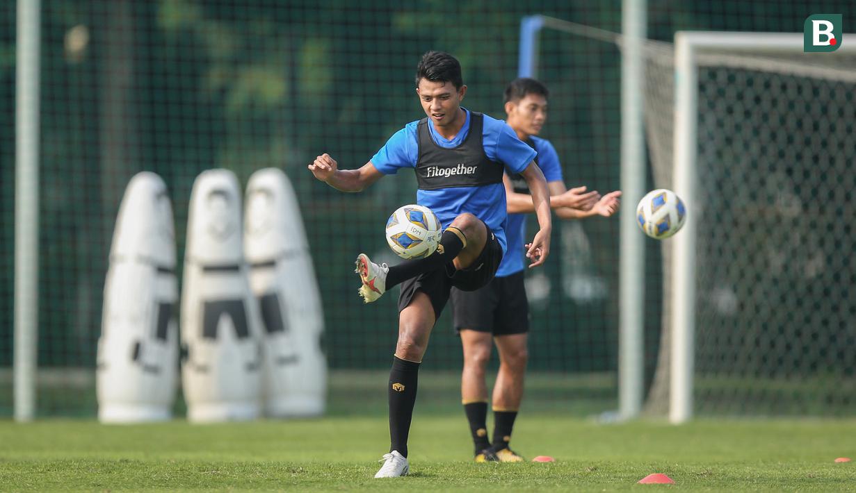 Dedik Setiawan telah bermain sebanyak lima kali di BRI Liga 1 musim 2021/2022, yaitu empat kali sebagai starter dan satu kali sebagai pemain cadangan. Namun, penyerang Arema FC tersebut belum pernah mencetak gol hingga pekan ini. (Bola.com/Bagaskara Lazuardi)