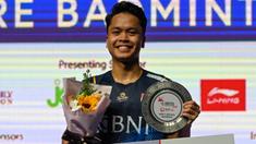 Menjadi satu-satunya wakil Indonesia tersisa mulai babak semifinal, Anthony Sinisuka Ginting sukses menuntaskan ajang kejuaraan bulu tangkis Singapore Open 2023 dengan raihan gelar juara setelah mengalahkan tunggal putra Denmark, Anders Antonsen dengan dua game langsung 21-16, 21-13 pada laga final yang digelar di Singapore Indoor Stadium, Singapura, Minggu (11/6/2023) sore WIB. Kemenangan yang tergolong mudah ini sekaligus menjadi gelar ketiga di Singapore Open dan menjadi gelar back to back setelah tahun lalu pun Ginting menjadi yang terbaik. (AFP/Roslan Rahman)