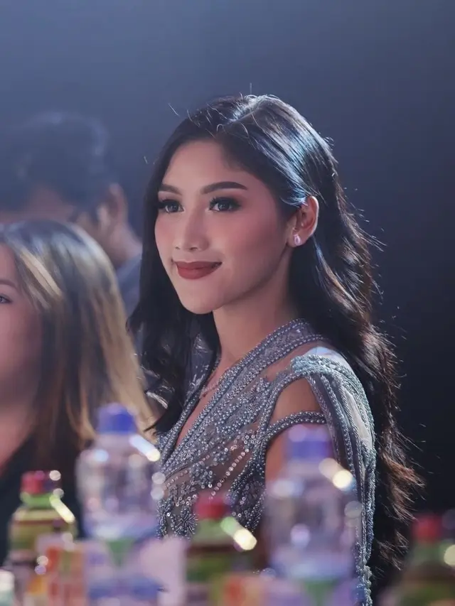 Gaya Elegan Erina Gudono Dibalut Gaun Biru dan Makeup Bold saat Jadi Juri Preliminary Putri Indonesia 2023, credit: Instagram (@erinagudono)