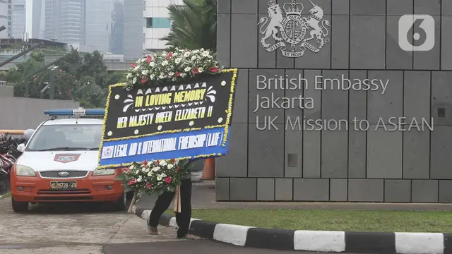Karangan Bunga untuk Ratu Elizabeth II di Jakarta