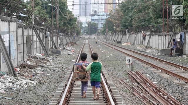 Tidak Ada Lahan Terbuka, Anak-anak Ini Bermain di Rel Kereta Api