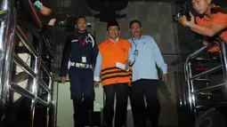Mantan Bupati Bangkalan, Fuad Amin Imron menjalani pemeriksaan lanjutan setelah ditangkap KPK terkait dugaan suap jual beli pasokan gas alam untuk pembangkit listrik di Gresik dan Gili Timur, Bangkalan, Madura, Jawa Timur, Senin (8/12/2014). (Liputan6.com
