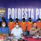 Konferensi pers kasus penusukan pelatih sepakbola yang juga polisi di Polresta Pekanbaru. (Liputan6.com/M Syukur)
