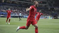 Striker Inggris, Harry Kane, merayakan gol yang dicetaknya ke gawang Tunisia pada laga Grup G Piala Dunia di Volgograd Arena, Volgograd, Senin (18/6/2018). Inggris menang 2-1 atas Tunisia. (AP/Thanassis Stavrakis)