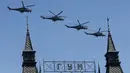 Helikopter militer Rusia Mi-28N terbang dalam formasi selama parade Hari Kemenangan, menandai ulang tahun ke-71 dari kemenangan atas Nazi Jerman dalam Perang Dunia II, di atas departemen GUM di Red Square di Moskow, Rusia, (9/5). (REUTERS/Grigory Dukor)