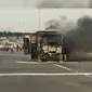 Bus Mayasari Bakti B 7829 WV terbakar di pintu Tol Halim sekitar pukul 06.00 WIB.