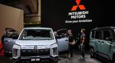 Awak media berkumpul di depan Mitsubishi Motors Delica D:5 pada sesi jumpa pers di Japan Mobility Show di Tokyo pada Rabu 29 Oktober 2025. Japan Mobility Show (JMS) 2025 resmi dibuka. Dengan semangat baru, Japan Mobility Show (JMS) 2025 membawa pesan bahwa industri otomotif Negeri Sakura itu siap berevolusi menuju masa depan mobilitas yang lebih luas, cerdas, dan berkelanjutan. (Philip FONG/AFP)