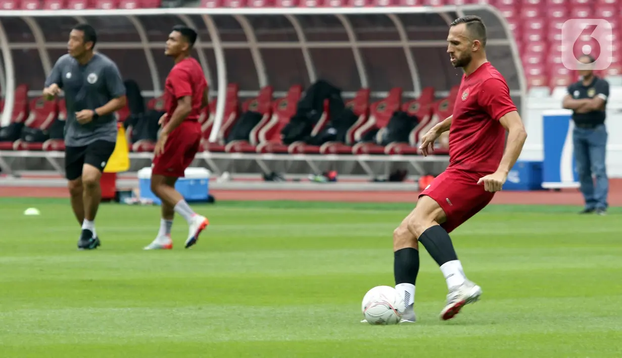 <p>Pemain depan Timnas Indonesia, Ilija Spasojevic (ketiga kiri) saat latihan resmi turnamen Piala AFF di Stadion Utama Gelora Bung Karno, Jakarta, Kamis (22/12/2022). Timnas Indonesia akan berjuang pada turnamen Piala AFF 2022. Timnas Indonesia tergabung di grup A bersama Kamboja, Brunei Darussalam, Filipina, dan Thailand. (Liputan6.com/Helmi Fithriansyah)</p>