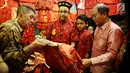 Gubernur DKI, Anies Baswedan dan anaknya, Kaisar memilih baju tradisional khas China di sekitar Vihara Dharma Bakti, Jakarta Barat, Jumat (16/2). Anies mendatangi Vihara Dharma Bakti dalam rangka menyemarakkan Imlek 2018. (Liputan6.com/Gempur M Surya)