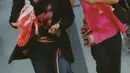 Tara Basro tampil dengan sentuhan preppy yang edgy dan effortless. Dalam foto pertama, ia mengenakan blazer hitam yang dipadukan dengan kemeja bergaris merah dan celana jeans.  Aksen topi pink berkilau memberikan sentuhan playful yang unik pada look-nya. Dengan make-up minimalis dan rambut panjang tergerai, Tara tampak percaya diri dan bold. [@taabasro].