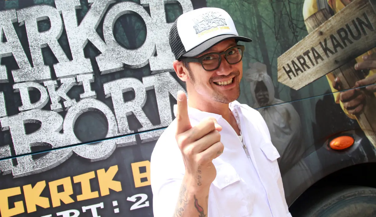 "Ini yang gue tunggu selama ini, ikutan promo sama teman-teman, semoga bisa jadi sebuah promo yang penuh dengan faedah, kenikmatan dan kesenangan bersama-sama," kata Tora di Stasiun Gambir, Jakarta Pusat, Rabu (16/8). (Nurwahyunan/Bintang.com)