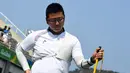 Reaksi pemanah Korsel, Kim Woo-jin usai dikalahkan pemanah Indonesia, Riau Ega Agatha pada kompetisi cabang olahraga panahan Olimpiade 2016 di Rio de Janeiro, Senin (8/8). Pemanah nomor satu dunia itu dikalahkan Riau Ega dengan skor 6-2. (Jewel SAMAD/AFP)