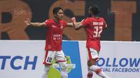 Gelandang Persija, Rohit Chand, menghampiri Rudi Widodo merayakan gol yang dicetaknya ke gawang Borneo FC pada laga Liga 1 di Stadion Patriot Bekasi, Jawa Barat, Minggu (16/7/2017). Persija menang 1-0 atas Borneo FC. (Bola.com/Vitalis Yogi Trisna)