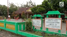 Sekolah Dasar di Sragen ini, sepertinya layak mendapat rekor Muri. Bukan karena keunggulannya, namun justru karena sering apes. Karena lokasinya yang berada di tengah sawah dan jauh dari perkampungan, SD Jati 3 Sragen ini justru sering kali menjadi s...
