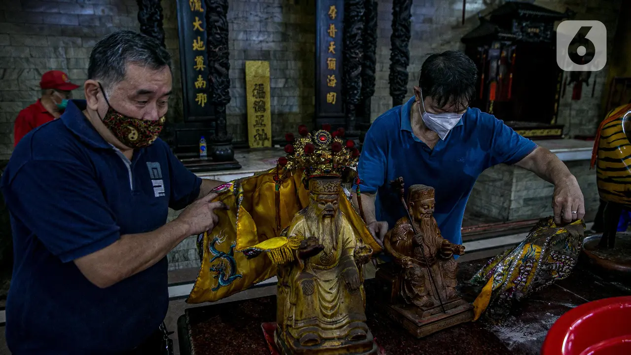 FOTO: Ritual Mencuci Patung Dewa Jelang Tahun Baru Imlek
