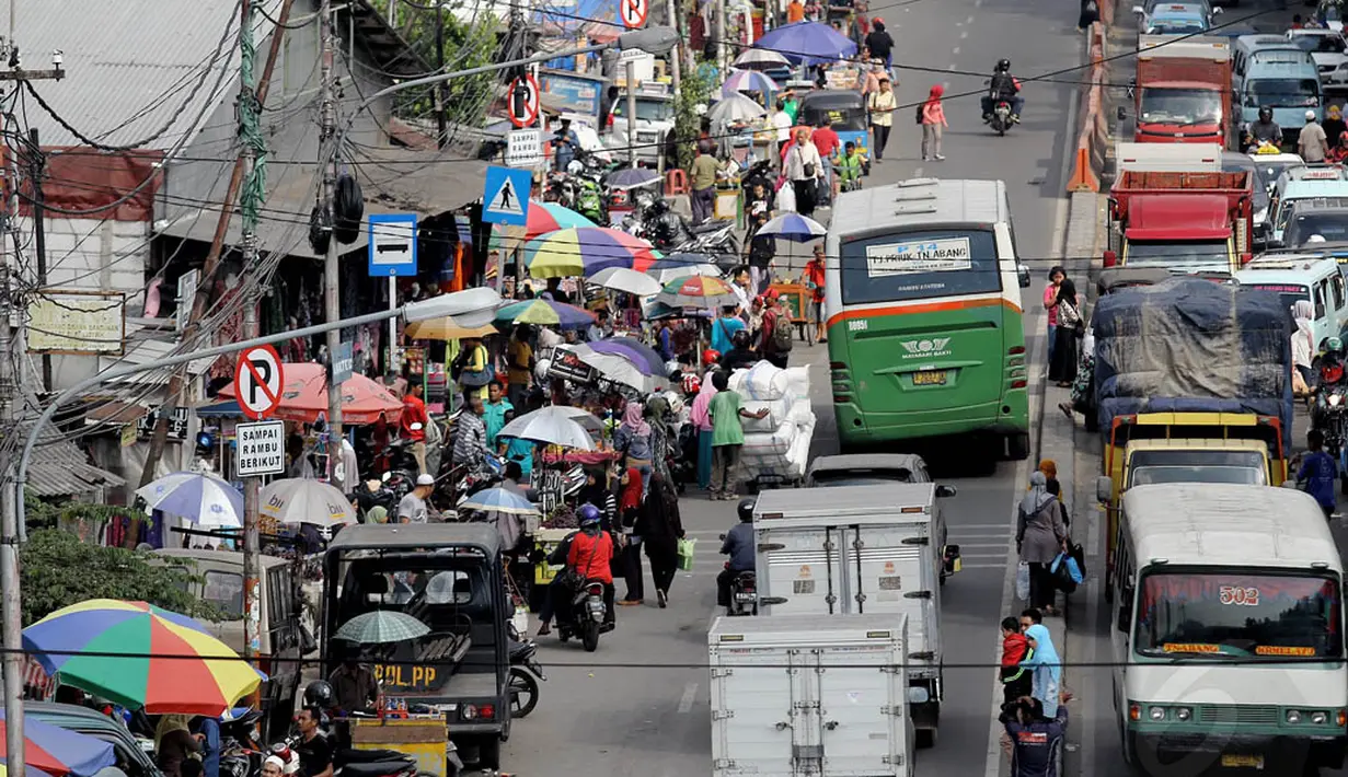 Tampak mobil Satpol PP terparkir dibahu jalan kawasan pasar Tanah Abang, Jakarta, Senin (9/6/14). (Liputan6.com/Faizal Fanani)