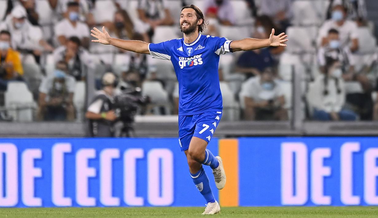 Leonardo Mancuso berhasil menceploskan bola ke gawang Szczesny sehingga kedudukan berubah menjadi 1-0 untuk keunggulan Empoli. (Foto: AP/LaPresse/Fabio Ferrari)