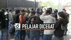 Petugas gabungan Polri dan TNI melakukan pencegatan terhadap puluhan pelajar asal Kota Tangerang yang hendak menuju Jakarta. Mereka akan berdemo di depan Gedung DPR RI, Senin (30/9/2019).