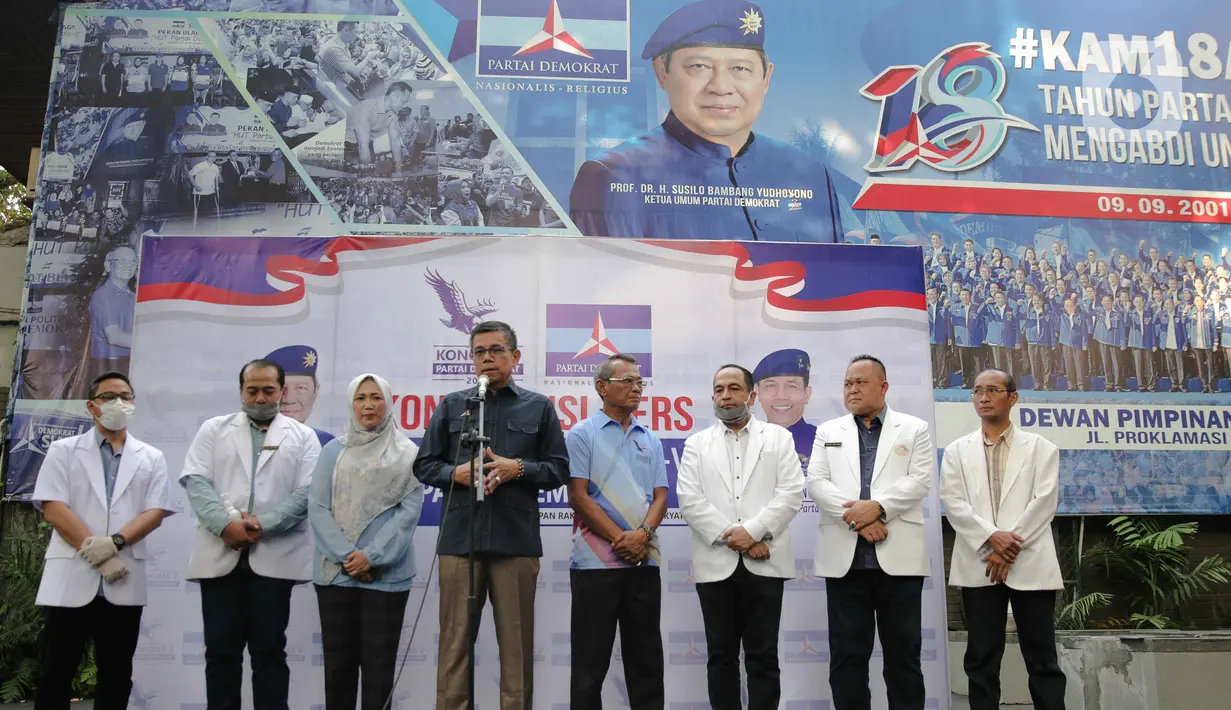 Sekjen DPP Partai Demokrat, Hinca Panjaitan memberikan keterangan penyelenggaraan Kongres ke-V di DPP Demokrat, Jakarta, Jumat (13/3/2020). Demokrat mendapatkan izin dari Pemprov DKI untuk menggelar kongres V di JCC Senayan, pada 15 Maret 2020 di tengah wabah COVID-19. (Liputan6.com/Faizal Fanani)