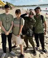 Ditinggal ibunda untuk selamanya memang hal yang sangat berat bagi seorang anak. Hal tersebut tengah dirasakan l Ilham Syafatullah, Karnisya Rahmasyach anak Teddy Syach dan Rina Gunawan. (Instagram/rinagunawan74)