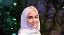 Acara yang berlangsung di Senayan City  pada Sabtu (17/6/2017), Anisa diundang sebagai pembicara untuk membahas soal hijab dan beauty. Selain dirinya, terdapat beberapa web blogger yang hadir, salah satunya Indah Nada Puspita. (Nurwahyunan/Bintang.com)