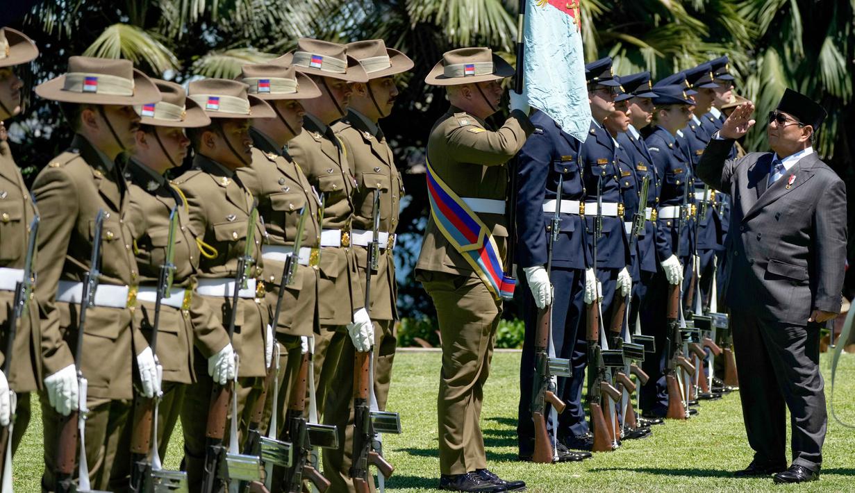 Presiden Republik Indonesia Prabowo Subianto (kanan) memeriksa pasukan kehormatan di Admiralty House di Sydney, Australia, pada Rabu 12 November 2025. Presiden Republik Indonesia, Prabowo Subianto, melakukan kunjungan kenegaraan ke Sydney, Australia. (Rick Rycroft/POOL/AFP)