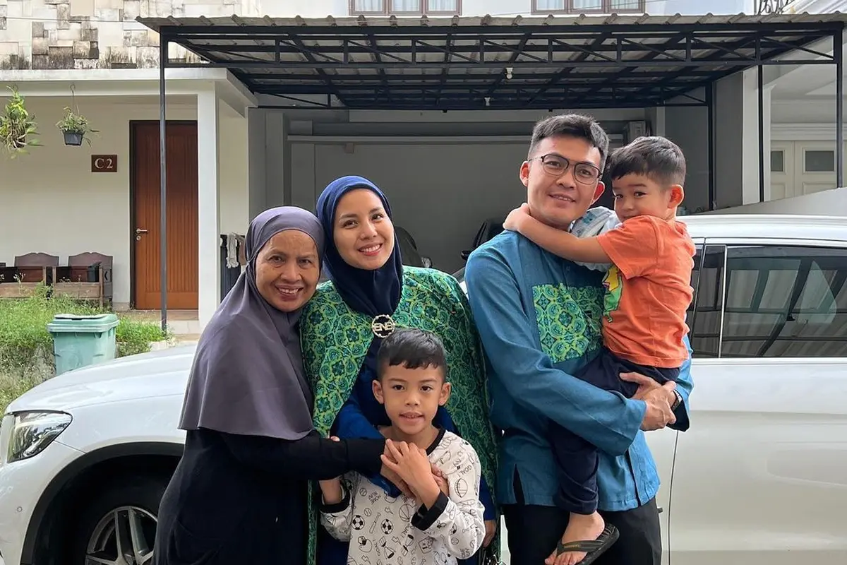 8 Momen Tya Ariestya dan Suami Jalani Umrah, Penuh Haru Bahagia