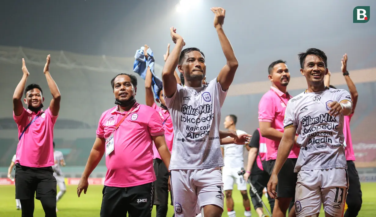 Para pemain dan ofisial tim Rans Cilegon FC melakukan selebrasi usai menahan imbang 0-0 Sriwijaya FC dalam laga matchday ke-3 Grup X Babak 8 Besar Liga 2 2021 di Stadion Wibawa Mukti, Cikarang, Rabu (22/12/2021) untuk memastikan lolos ke semifinal. (Bola.com/Bagaskara Lazuardi)